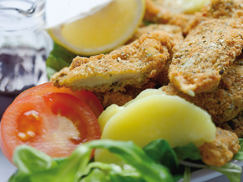 Steirisches Backhendl auf Kartoffel-Vogerlsalat + Kernöl